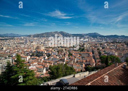 Marseille, Provence-Alpes-Côte d'Azur, France. Le Vieux Port et notre dame de la garde depuis le fort Saint-Jean. Banque D'Images