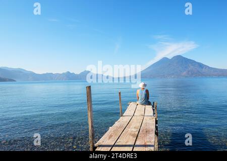 Tourisme sur le beau lac Atitlan dans les montagnes du Guatemala, Amérique centrale Banque D'Images