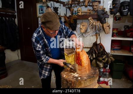 2023 janvier 17 - Italie, Sardaigne, Nuoro, Mamoiada, Franco Vente artisan constructeur de masques Mamuthones. Banque D'Images