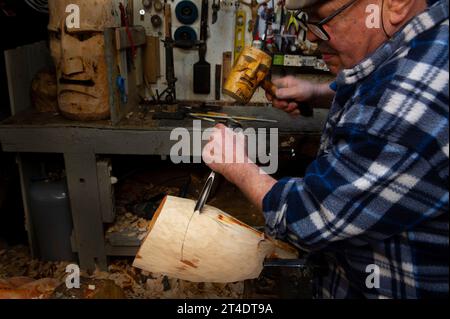 2023 janvier 17 - Italie, Sardaigne, Nuoro, Mamoiada, Franco Vente artisan constructeur de masques Mamuthones. Banque D'Images