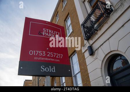 Windsor, Berkshire, Royaume-Uni. 30 octobre 2023. Une enseigne Strutt & Parker Estate agents Sold à l'extérieur d'une maison de ville mitoyenne à Windsor, Berkshire. La société immobilière Zoopla a signalé que les maisons de prix ont chuté dans le sud-est de l'Angleterre cette année par rapport à 2022. La Banque d'Angleterre ne devrait pas augmenter le taux de base la semaine prochaine, ce qui sera une bonne nouvelle pour les détenteurs de prêts hypothécaires. Crédit : Maureen McLean/Alamy Live News Banque D'Images