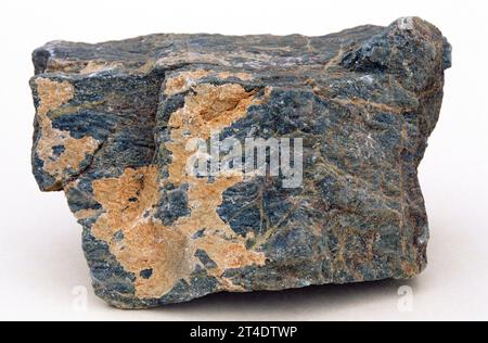 L'amphibolite est une roche métamorphique principalement composée de minéraux amphiboles. Exemple. Banque D'Images