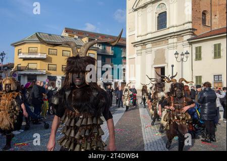 25 février 2023 - Italie Lombardie, Milan, le groupe 'Mamutzones' de Samugheo encourage le carnaval de Vimodrone. Banque D'Images