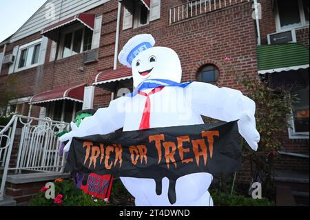 New York, États-Unis. 28 octobre 2023. Pour célébrer Halloween, la cour avant d'une maison est décorée avec Stay Puft Marshmallow Man du film Ghostbusters, dans le quartier Queens de New York, NY, le 28 octobre 2023. Aussi appelé Hallow's Eve, les enfants accompagnés s'habillent en costumes et se régalent de maison en maison pour demander des bonbons. (Photo Anthony Behar/Sipa USA) crédit : SIPA USA/Alamy Live News Banque D'Images