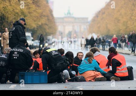 DATE D'ENREGISTREMENT NON INDIQUÉE Letzte Generation besetzt Straße des 17. Juni à Berlin Hunderte Aktivist*innen und Sympathisant*innen der letzten Generation versammelten sich am 28.10.2023 à Berlin. Dans ihrer sog. Massenbesetzung nach niederländischem Vorbild fordern sie den Ausstieg aus den fossilen Brennstoffen. -- des centaines de militants et de supporters de dernière génération se sont réunis à Berlin, en Allemagne, le 28 octobre 2023. Ils exigent une sortie des combustibles fossiles d’ici 2030. Berlin Berlin Deutschland Copyright : xJakobxSchaeferx crédit : Imago/Alamy Live News Banque D'Images