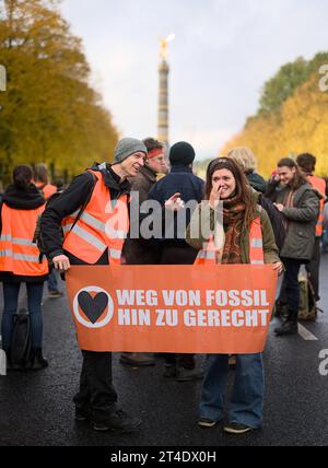 DATE D'ENREGISTREMENT NON INDIQUÉE Letzte Generation besetzt Straße des 17. Juni à Berlin Hunderte Aktivist*innen und Sympathisant*innen der letzten Generation versammelten sich am 28.10.2023 à Berlin. Dans ihrer sog. Massenbesetzung nach niederländischem Vorbild fordern sie den Ausstieg aus den fossilen Brennstoffen. -- des centaines de militants et de supporters de dernière génération se sont réunis à Berlin, en Allemagne, le 28 octobre 2023. Ils exigent une sortie des combustibles fossiles d’ici 2030. Berlin Berlin Deutschland Copyright : xJakobxSchaeferx crédit : Imago/Alamy Live News Banque D'Images