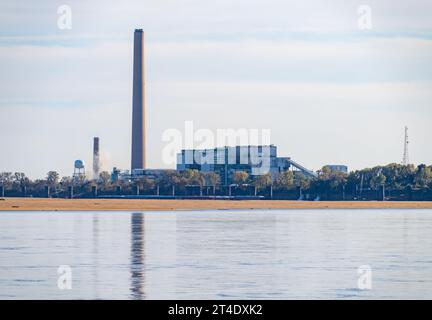 Bancs de sable sur le fleuve Mississippi en octobre 2023 devant la centrale électrique de New Madrid dans le Missouri Banque D'Images