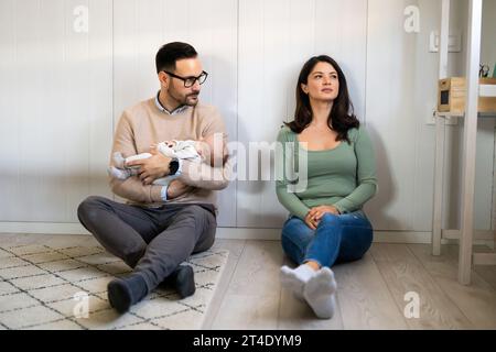 Jeune femme souffrant de dépression postnatale à la maison Banque D'Images