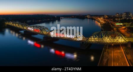 NJ Trenton Makes the World Takes - vue panoramique aérienne du pont Lower Trenton illuminé pendant l'heure bleue du crépuscule. Banque D'Images