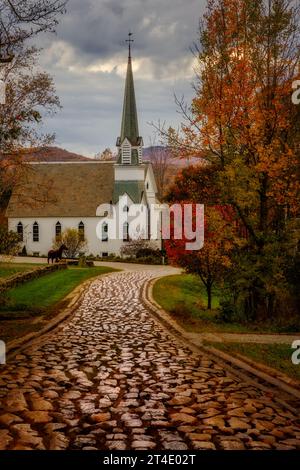 Église blanche avec clocher en automne dans le Vermont. Banque D'Images