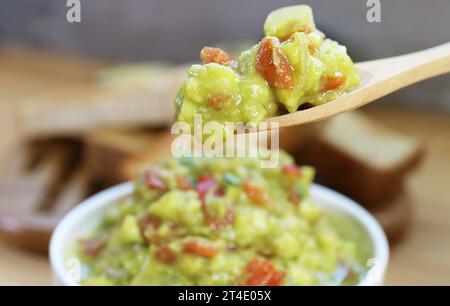 Gros plan de cuillère de Guacamole fraîchement préparé Banque D'Images