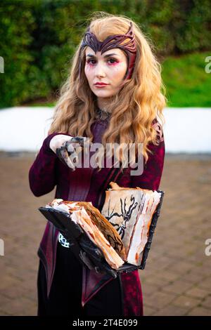 Cosplay Scarlet Witch Cosplayers au deuxième jour de MCM Comic con au centre d'exposition Excel à Londres le 28 octobre 2023 - BANG MEDIA INTERNATIONAL FAMOUS PICTURES 28 HOLMES ROAD LONDON NW5 3AB ROYAUME-UNI tel 44 0 02 7485 1005 email : paulsmithbangshowbiz.com or tombangshowbiz.com Copyright : xTomxRosex adnrp956 crédit: Imago/Alamy Live News Banque D'Images