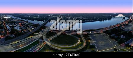 NJ Lower Trenton Bridge Pano - vue panoramique aérienne du Lower Trenton Bridge illuminé pendant l'heure bleue du crépuscule. Cette image est aussi Banque D'Images