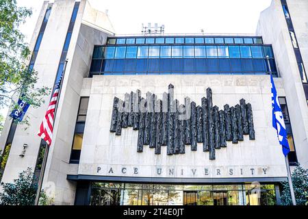 Sculpture en cuivre « Brotherhood of Man » à l'entrée du 1 Pace Plaza, Frankfort Street, Pace University, New York City, New York, ÉTATS-UNIS Banque D'Images