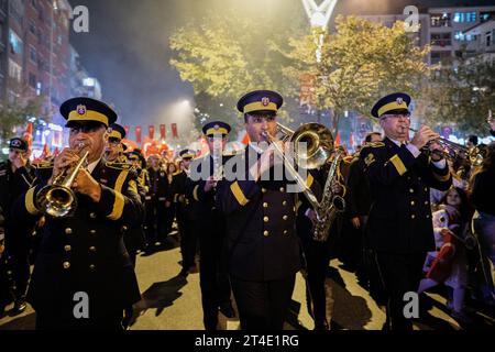 La bande de la brigade militaire marche vers la place pendant le défilé. Le 100e anniversaire de la République a été célébré avec une procession aux flambeaux accompagnée par la bande de la brigade militaire, puis avec des feux d'artifice. Crédit : SOPA Images Limited/Alamy Live News Banque D'Images