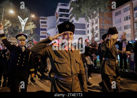 La bande de la brigade militaire marche vers la place pendant le défilé. Le 100e anniversaire de la République a été célébré avec une procession aux flambeaux accompagnée par la bande de la brigade militaire, puis avec des feux d'artifice. Crédit : SOPA Images Limited/Alamy Live News Banque D'Images