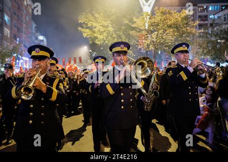 La bande de la brigade militaire marche vers la place pendant le défilé. Le 100e anniversaire de la République a été célébré avec une procession aux flambeaux accompagnée par la bande de la brigade militaire, puis avec des feux d'artifice. (Photo de Mehmet Malkoç /SOPA Images/Sipa USA) crédit : SIPA USA/Alamy Live News Banque D'Images