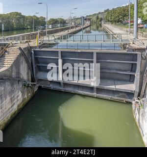 Écluses au barrage de la rivière Neckar Hofen. Tourné dans la lumière d'été brillante à Stuttgart, Baden Wuttenberg, Allemagne Banque D'Images