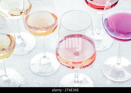 Verres à vin lors d'une dégustation. Vin rose, rouge et blanc, boissons sur une table dans une cave, image tonique. Un assortiment de vins de nombreuses couleurs différentes Banque D'Images