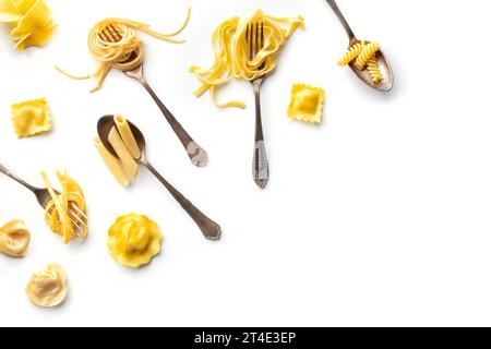 Diverses fourchettes à pâtes. Spaghetti, fusilli, penne et autres formes de pâtes, au-dessus de la tête plat posé sur un fond blanc. Un assortiment de types de pâtes, avec espace de copie Banque D'Images