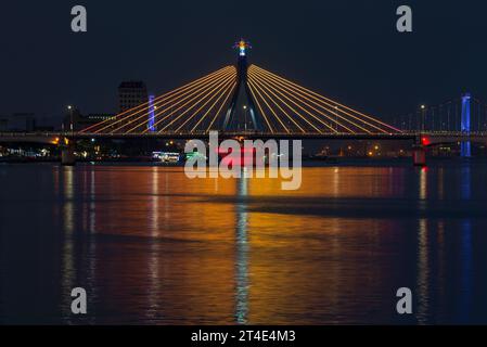 DA NANG, VIETNAM - 05 JANVIER 2016 : Pont à haubans sur la rivière Han illuminé de nuit. Danang, Vietnam Banque D'Images