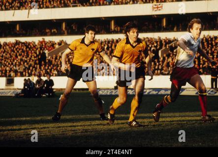 Wolverhampton Wanderers contre Watford à Molineux John Richards et Emlyn Hughes de Wolves. Wolverhampton Wanderers v Watford, 27 janvier 1981 FA Cup 4e tour replay photo de David Bagnall Banque D'Images