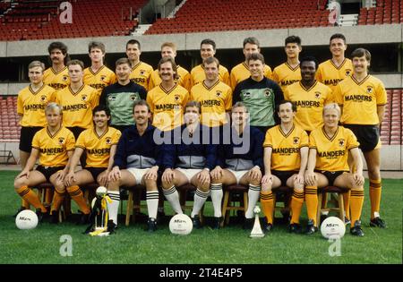 Équipe de loups 1988.derrière Jackie Gallagher, Andy Mutch, Steve Bull, Phil Robinson, Rob Kelly, Robbie Dennison, Tom Bennett, Phil Chard. Middle Mark venus, Nicky Clarke, Mark Kendall, Alistair Robertson, Chris Brindley, Vince Bartram, Floyd Streete, Gary Bellamy. Andy Thompson, Paul Darby, Graham Turner, Barry Powell, Nigel Vaughan, et Keith Downing, Banque D'Images