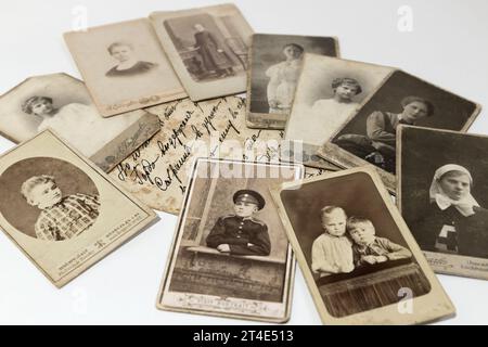 Portraits vintage d'enfants et de femmes fin XIX-début XX siècle en Russie Banque D'Images