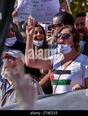 Marseille, France. 28 octobre 2023. Un manifestant chante des slogans pendant la manifestation pour la Palestine. Plus de 2 000 personnes ont défilé dans les rues de Marseille pour soutenir le peuple palestinien et arrêter les bombardements à Gaza. Crédit : SOPA Images Limited/Alamy Live News Banque D'Images