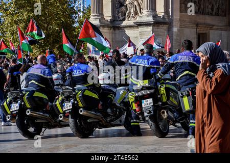 Marseille, France. 28 octobre 2023. Police vue sur garde lors de la manifestation pour la Palestine. Plus de 2 000 personnes ont défilé dans les rues de Marseille pour soutenir le peuple palestinien et arrêter les bombardements à Gaza. Crédit : SOPA Images Limited/Alamy Live News Banque D'Images