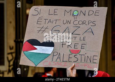 Marseille, France. 28 octobre 2023. Un manifestant tient une pancarte pendant la manifestation pour la Palestine. Plus de 2 000 personnes ont défilé dans les rues de Marseille pour soutenir le peuple palestinien et arrêter les bombardements à Gaza. (Photo Gerard Bottino/SOPA Images/Sipa USA) crédit : SIPA USA/Alamy Live News Banque D'Images