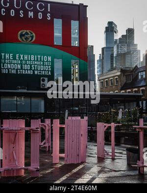 Publicité d'exposition Gucci Cosmos London peinte sur le côté d'un bâtiment dans l'est de Londres. Banque D'Images