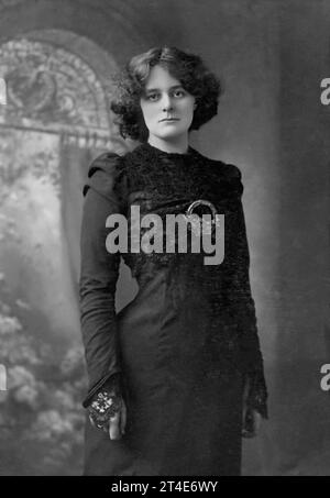 Maud Gonne. Portrait de la révolutionnaire républicaine irlandaise, suffragette et actrice, Maud Gonne MacBride (1866-1953) par J.E. Purdy & Co, 1901 Banque D'Images