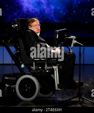 Stephen Hawking. Photographie du physicien théoricien anglais Stephen William Hawking (1942-2018) donnant une conférence lors du 50e anniversaire de la NASA en avril 2008. Banque D'Images