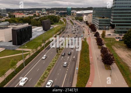 Photographie de drone de rue animée dans une ville pendant la journée nuageuse d'automne Banque D'Images