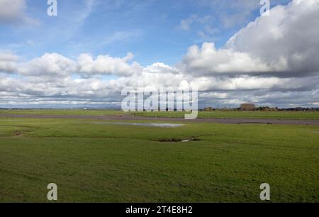 Terrain inondé et gorgé d'eau Becconsall hors du marais regardant vers la rivière Douglas à Hesketh Bank Lancashire Angleterre Banque D'Images