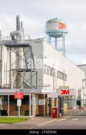 L'usine 3M à Atherstone, North Warwickshire, Angleterre. L'usine devrait fermer en 2024 avec une perte de plus de 150 emplois dans la communauté locale. Depuis 1964, l'usine, située à la frontière du Leicestershire, est le seul endroit où 3M fabrique des abrasifs. Le site de Ratcliffe Road a également servi de plaque tournante européenne pour le laboratoire de développement industriel et des transports et le groupe de services techniques. Banque D'Images