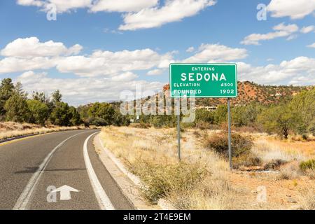 Sedona est une belle ville à la périphérie de Flagstaff avec des formations rocheuses rouges, des canyons et des boutiques branchées dans le centre-ville. Banque D'Images