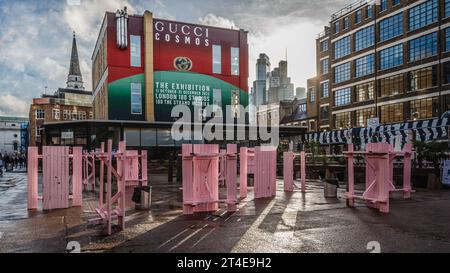 Publicité de l'exposition Gucci Cosmos London sur le côté d'un bâtiment dans l'est de Londres. Banque D'Images