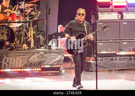Hollywood, États-Unis. 29 octobre 2023. George Thorogood joue avec les destroyers au Hard Rock Live à Hollywood, Floride, le 29 octobre 2023. La performance était la dernière nuit de la tournée Crazy Nights. (Photo de Geoffrey Clowes/Sipa USA) crédit : SIPA USA/Alamy Live News Banque D'Images