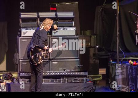 Hollywood, États-Unis. 29 octobre 2023. George Thorogood joue avec les destroyers au Hard Rock Live à Hollywood, Floride, le 29 octobre 2023. La performance était la dernière nuit de la tournée Crazy Nights. (Photo de Geoffrey Clowes/Sipa USA) crédit : SIPA USA/Alamy Live News Banque D'Images