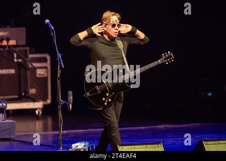 Hollywood, États-Unis. 29 octobre 2023. George Thorogood joue avec les destroyers au Hard Rock Live à Hollywood, Floride, le 29 octobre 2023. La performance était la dernière nuit de la tournée Crazy Nights. (Photo de Geoffrey Clowes/Sipa USA) crédit : SIPA USA/Alamy Live News Banque D'Images