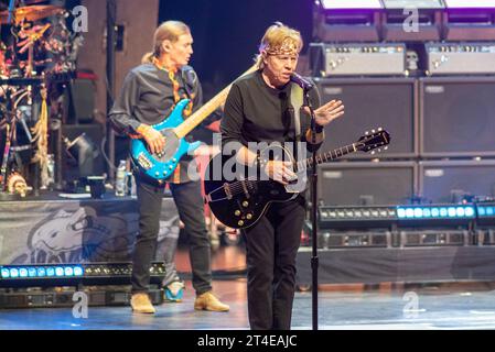 Hollywood, États-Unis. 29 octobre 2023. George Thorogood joue avec les destroyers au Hard Rock Live à Hollywood, Floride, le 29 octobre 2023. La performance était la dernière nuit de la tournée Crazy Nights. (Photo de Geoffrey Clowes/Sipa USA) crédit : SIPA USA/Alamy Live News Banque D'Images