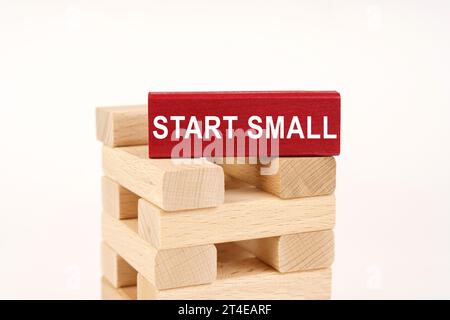 Concept commercial. Sur les planches de bois, il y en a une rouge avec l'inscription - Start Small Banque D'Images