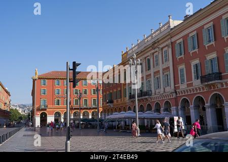 Nice, France - 12 août 2023 - façade de la Galerie Lafayette sur la place Massena Banque D'Images