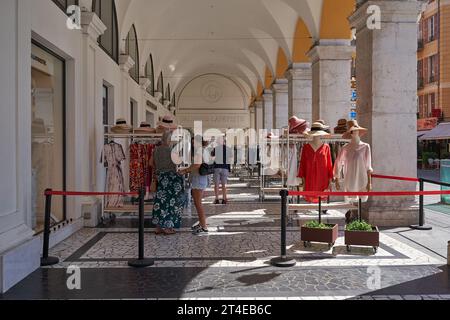 Nice, France - 12 août 2023 - façade de la Galerie Lafayette sur la place Massena Banque D'Images