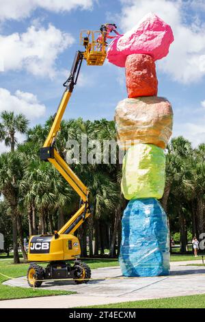 Miami Beach Floride,Collins Avenue,Collins Park art sculpture Miami Mountain,Cherry Picker seau boom lift,peinture peinture délavée,ma Banque D'Images