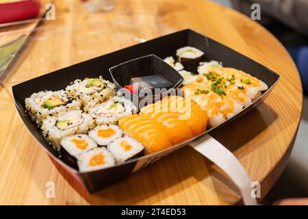 Plateau à sushi, ITSU, aéroport de Gatwick, Londres, Angleterre, Royaume-Uni. Banque D'Images