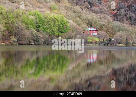 Réflexions capturées un jour de printemps à Llyn Dinas, Gwynedd Snowdonia pays de Galles Royaume-Uni Banque D'Images