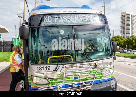 Miami Beach Floride, Collins Avenue, Miami-Dade Metrobus, transport public par autobus, pas de messages passagers marquee, homme hommes hommes, femme femme femme femme femme femme, ad Banque D'Images